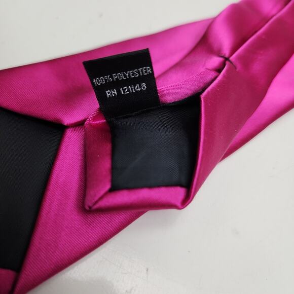 Men's Van Heusen Polyester Solid Deep Fuchsia Pink Formal Wear Necktie - Picture 4 of 5